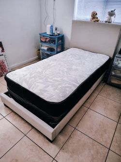 Cama personal con colchón nuevo