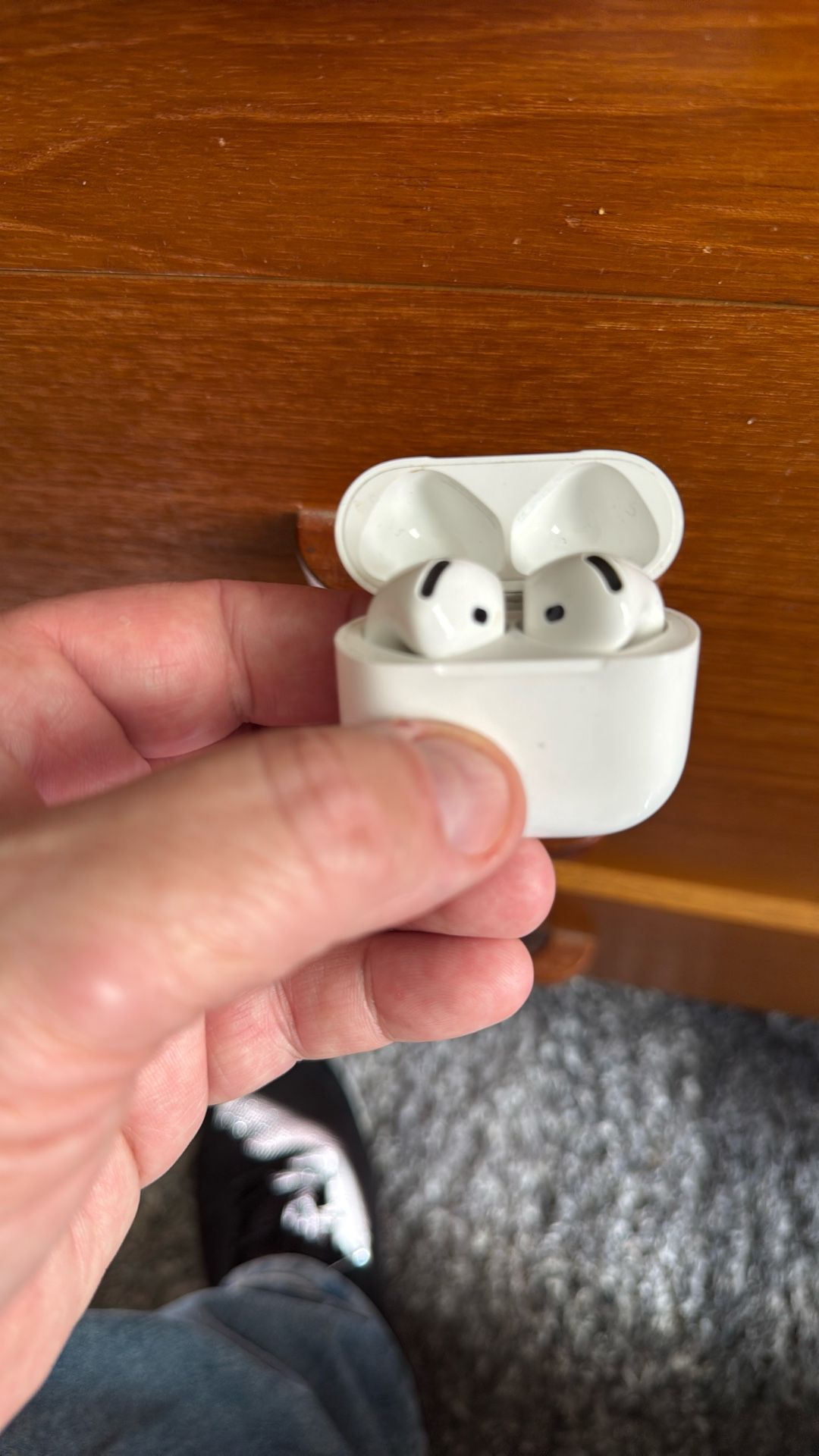 Apple AirPods. Series 4