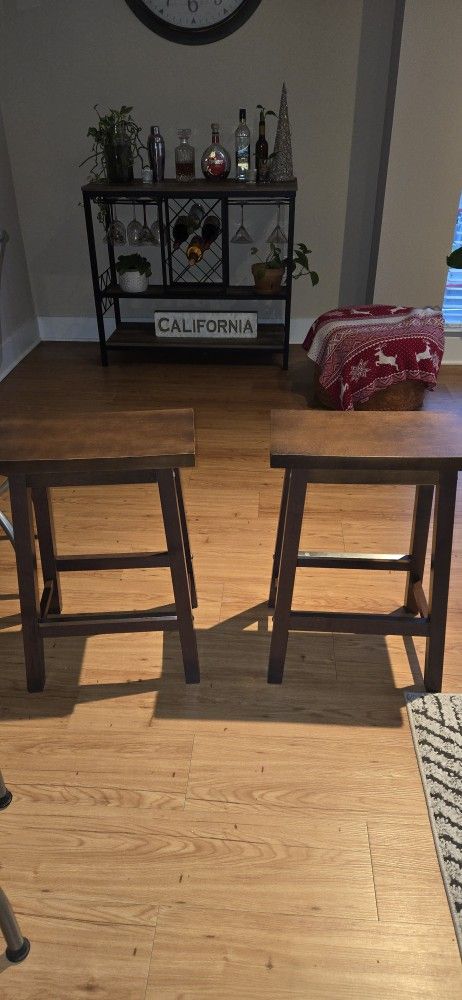 2 BAR STOOLS