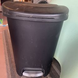 Rubbermaid Kitchen Garbage Can