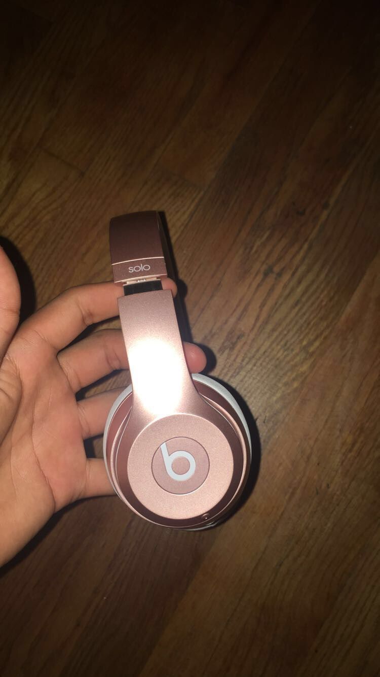 Beats solo 3 rose gold like new