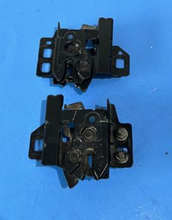 07-10 SATURN SKY PONTIAC SOLSTICE SET OF 2 FRONT LEFT RIGHT HOOD LOCK LATCH OEM