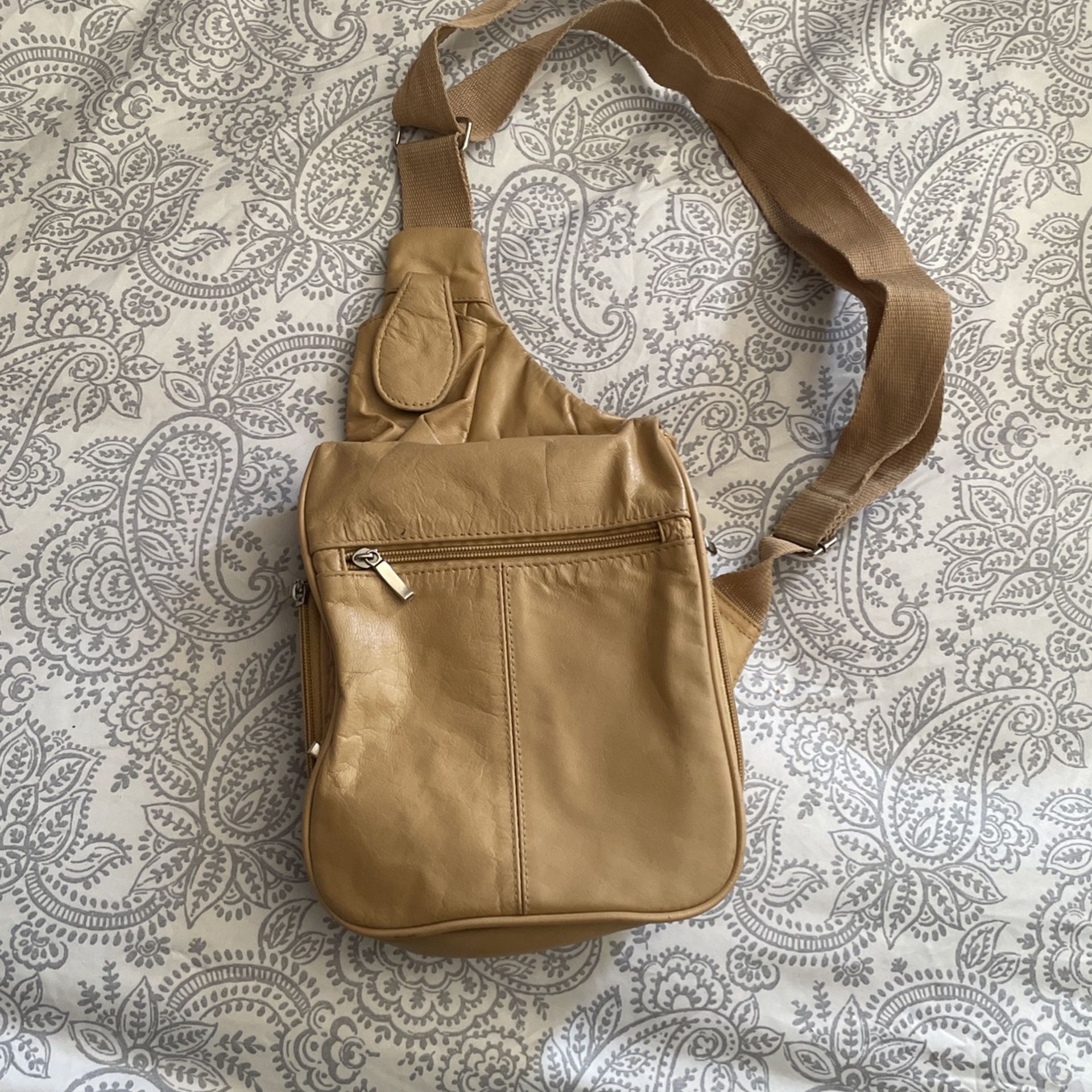 Buxton’s Unisex Beige Leather Messages Bag 