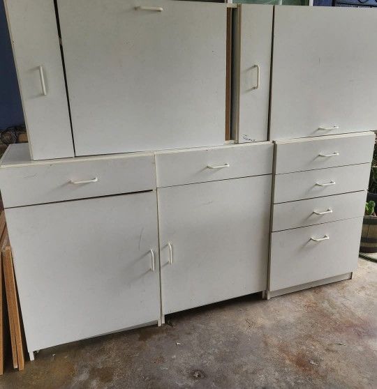 FREE:
5 Lower base cabinets only