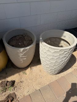 2 grey planters
