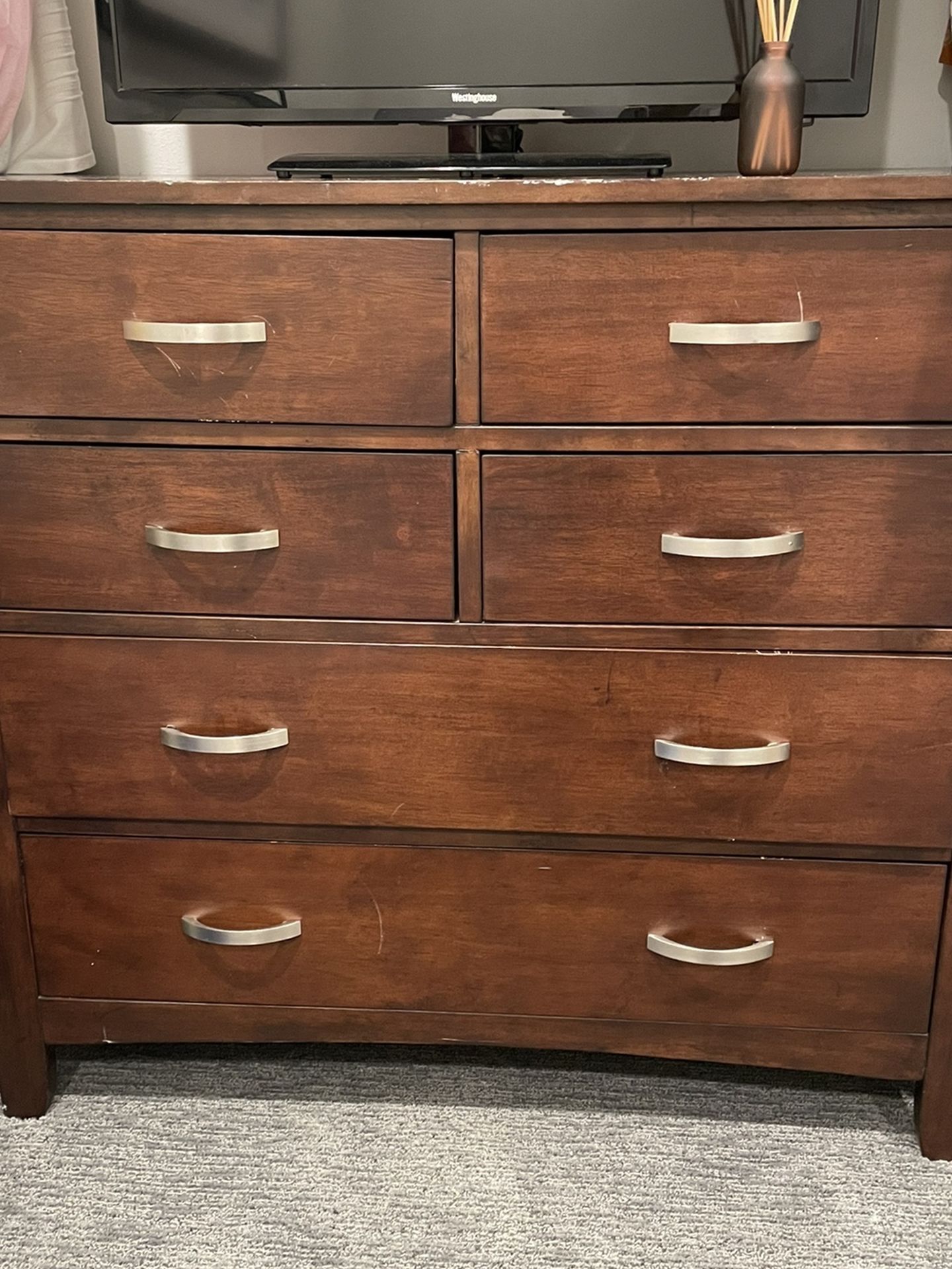 Brown Chest of Drawers / Dresser