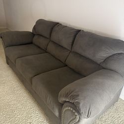 Confortable Gray Sofa. Great Condition