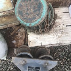 Yale 1”/2 ton hoist with 1 ton trolley. Price Reduced 