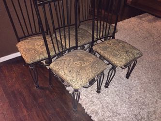 5 dinning chairs. Metal .