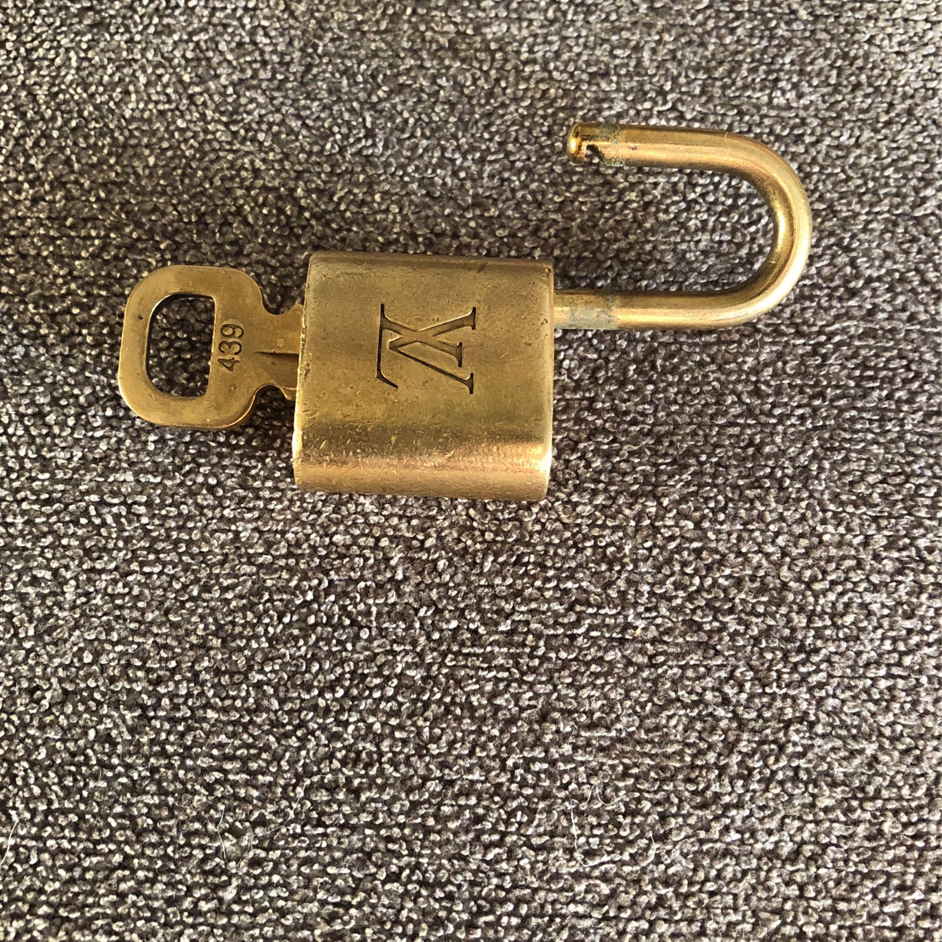 Authentic Louis Vuitton Lock And Key for Sale in Stockton, CA - OfferUp