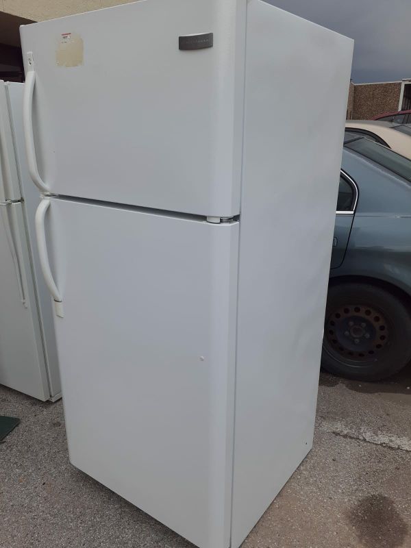 ESTATE WHIRLPOOL. CORPORATION. REFRIGERATOR for Sale in Farmers Branch