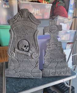 HALLOWEEN HEADSTONES