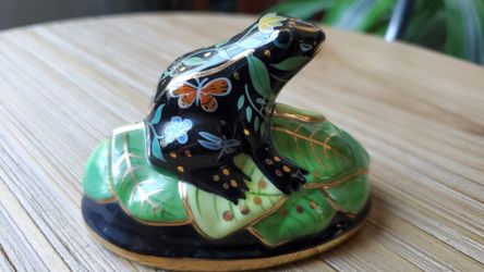 LYNN CHASE RETIRED black hand painted frog on a lily pad figurine