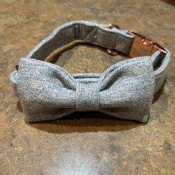 Dog collar.  Large Bow dog collar. Medium large.