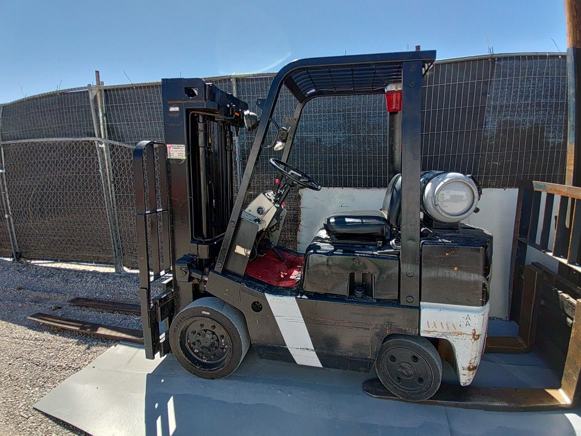 $4000 Nissan 50 Forklift With Side Shift Propane 