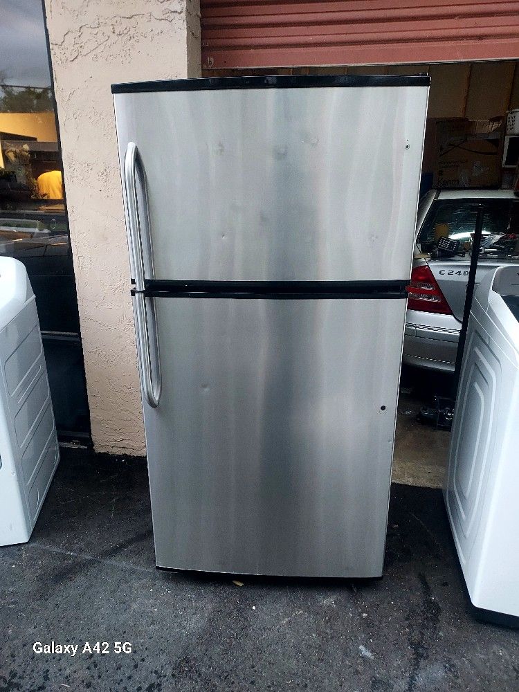 33 Wide Refrigerator Slight Scratch And Dent