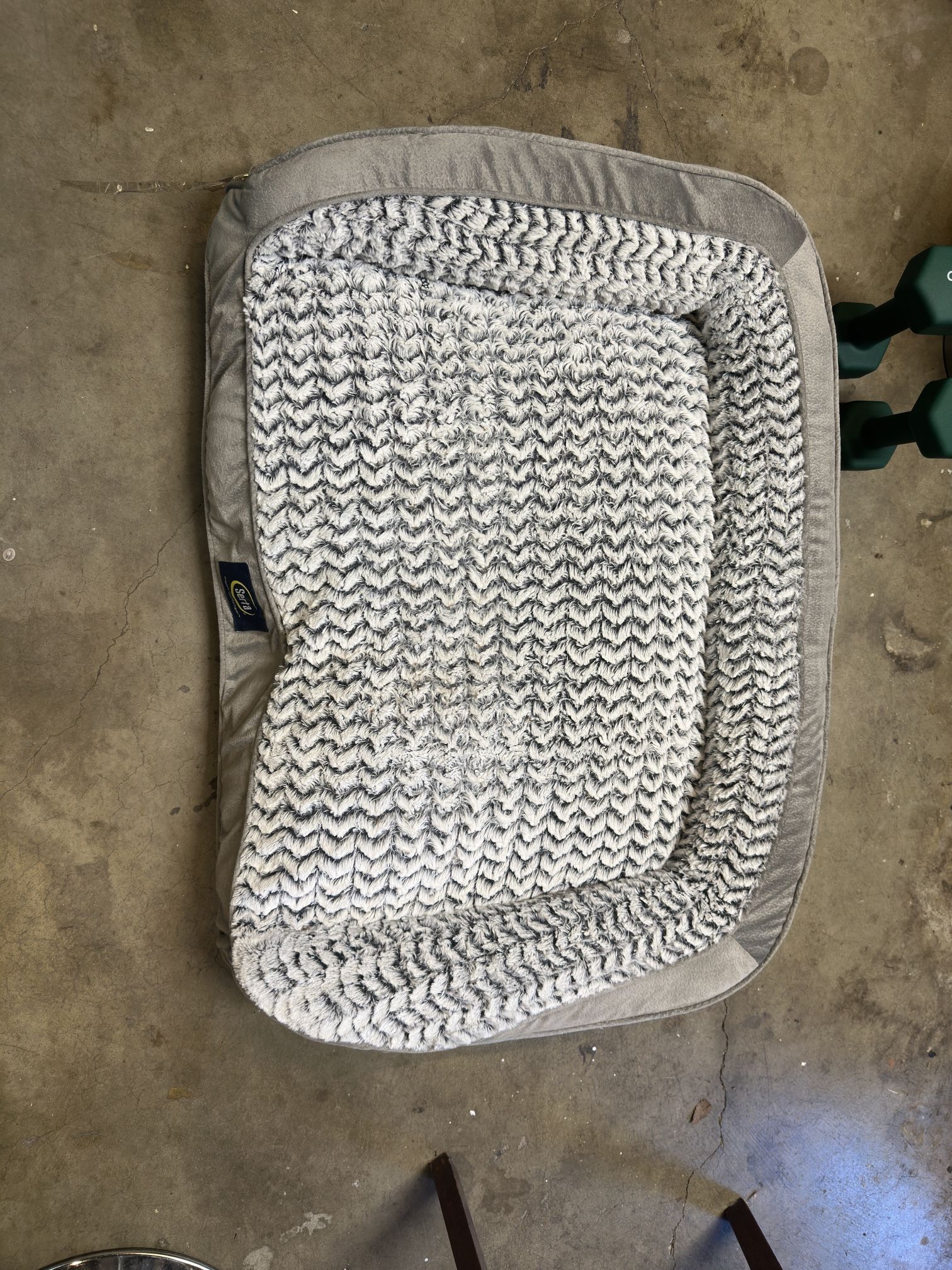 Large pet dog bed 33 x 23