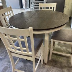 Country style table with extended leaf for an oval shape