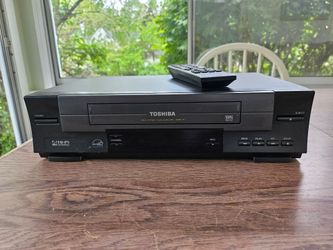 Toshiba Head Hi-Fi Stereo VCR w/Remote