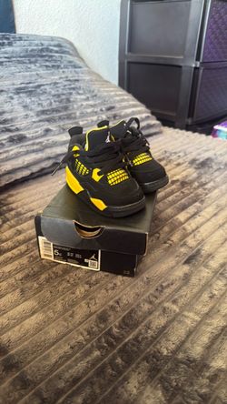 Jordan 4 Retro yellow thunder