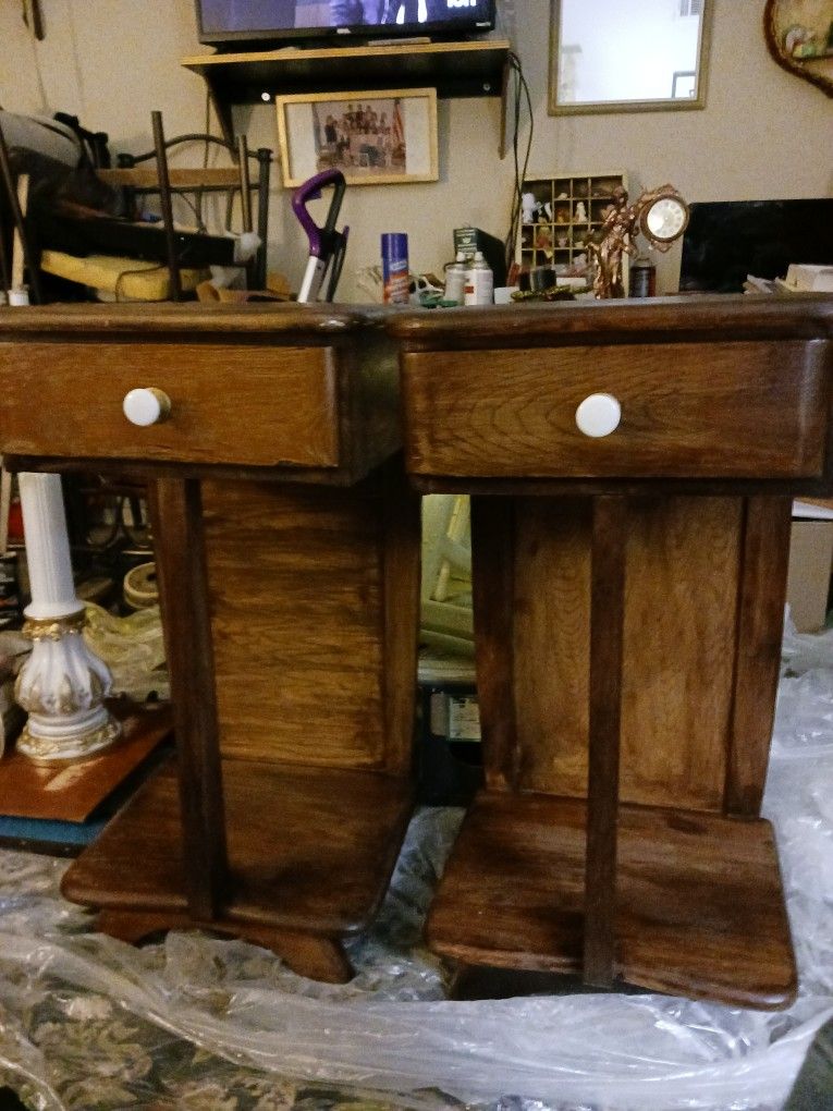2 Small End Tables/lamp Tables