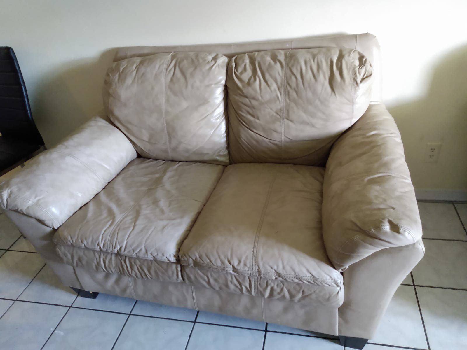 Free leather couch avalible to pick up tomorrow