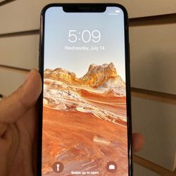 Factory unlocked iPhone x 64 gb, excellent conditions store warranty 