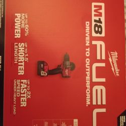 Milwaukee M18 Hammer Drill/Driver Kit 