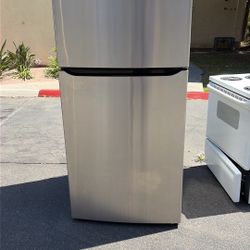 LG refrigerator 33” wide