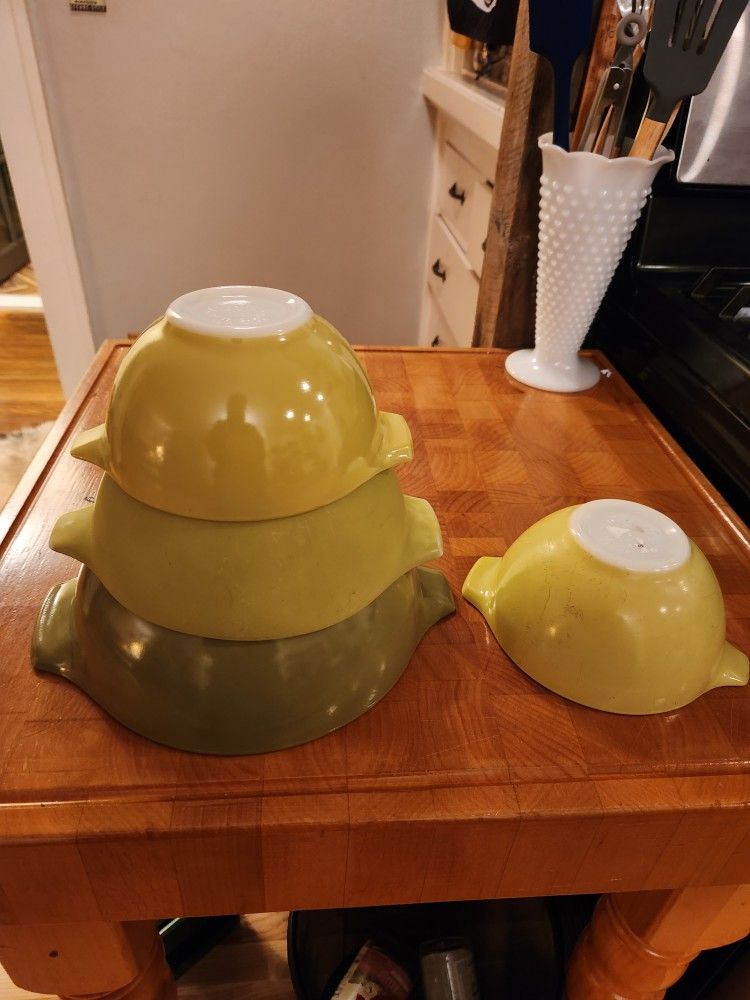 Pyrex Bowl Set With One Duplicate