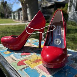 Vintage 2012 Steve Madden Shiny Red Patent Leather 4.5” Platform Heels New Without Box Size 7.5