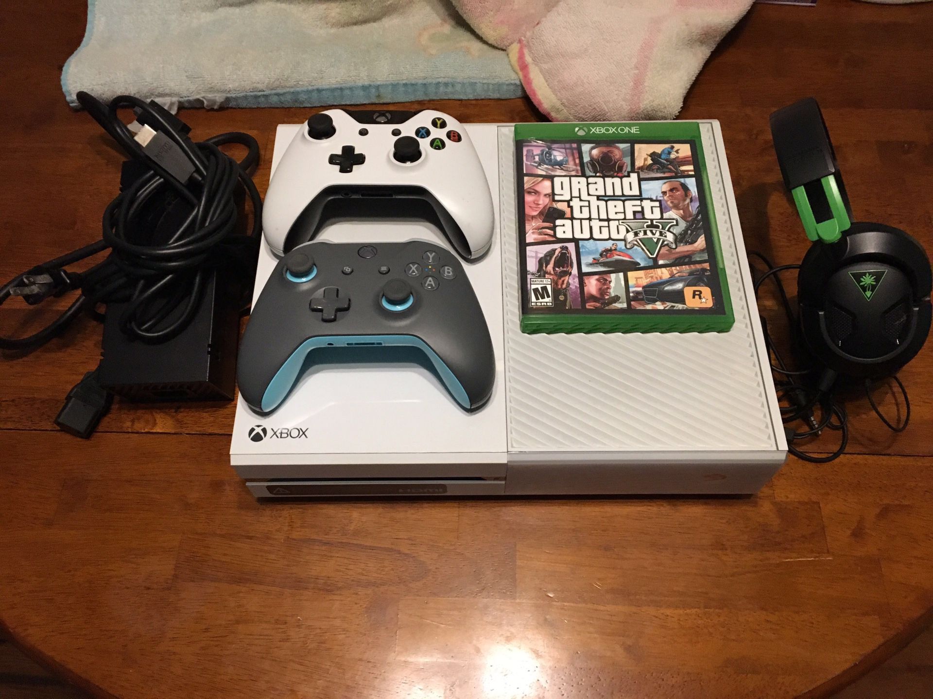 [PRICE NEGOTIABLE] Xbox One w/ Power Cable, 2 Controllers, Headset and GTA 5.