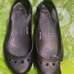 Womens Crocs Flats Size 7 