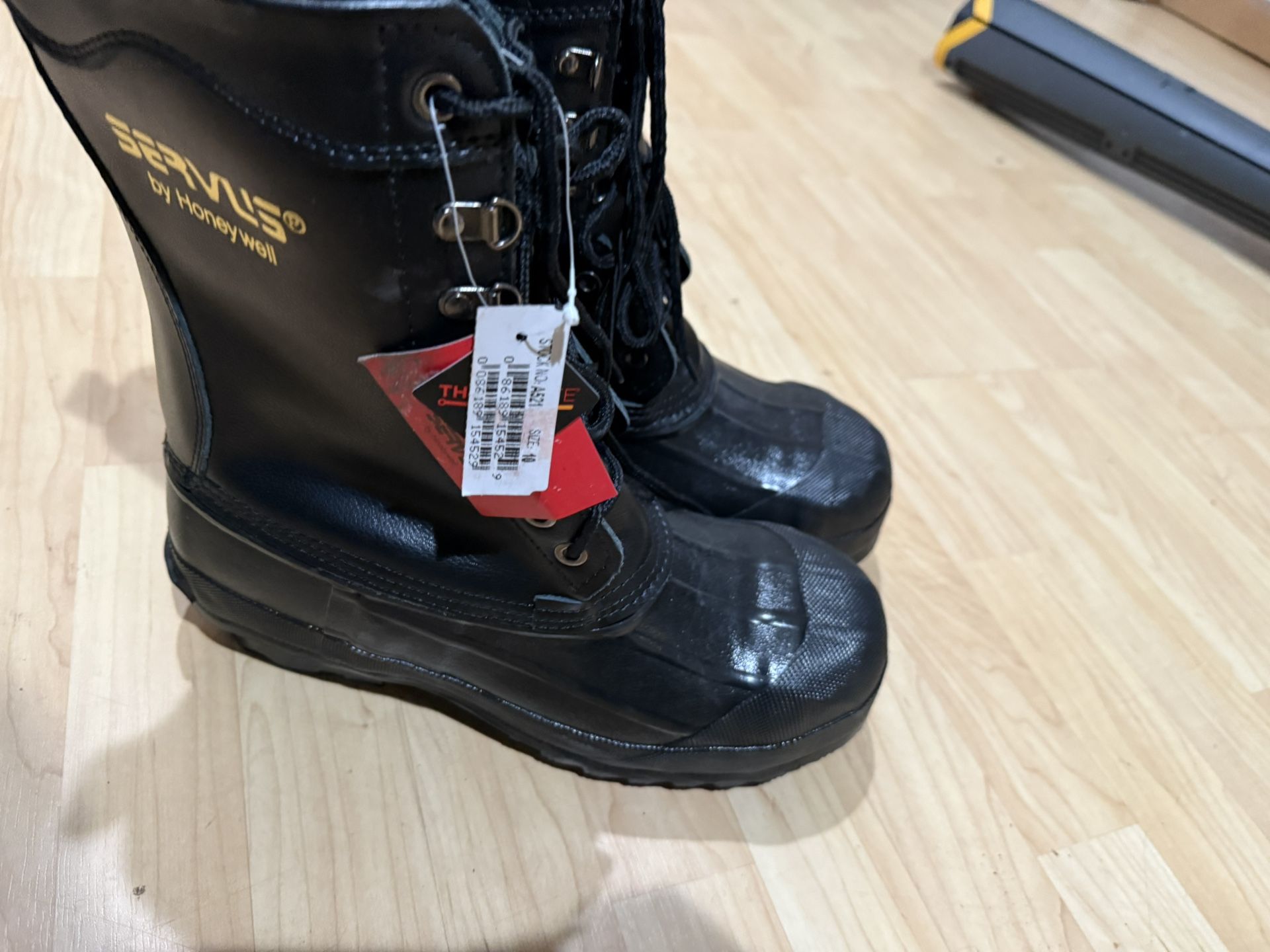 Servus Insulated Size 10mens Boots New