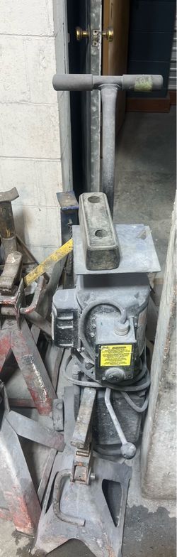 Mid rise hydraulic scissor lift
