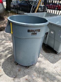 Rubbermaid trash can with wheels