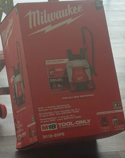 Milwaukee M18 4-Gallon Backpack Sprayer