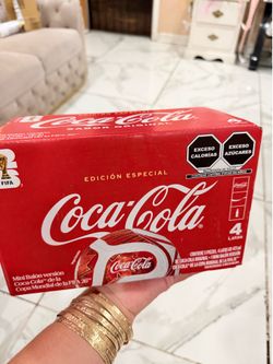 Coca cola con mini balón de FIFA