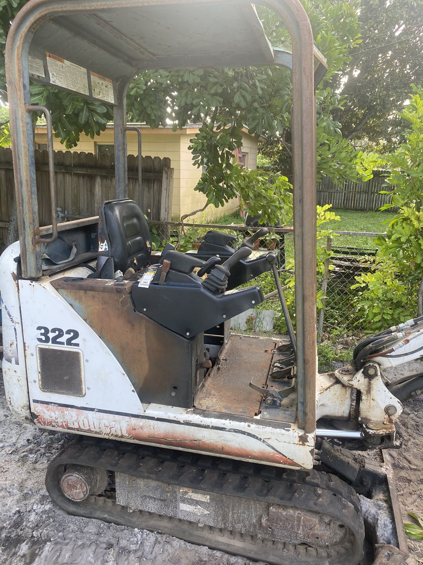 Bobcat 322 kubota diesel ready to work 220 hours very good all its maintenance no leaks everything works in perfect condition great machine to work