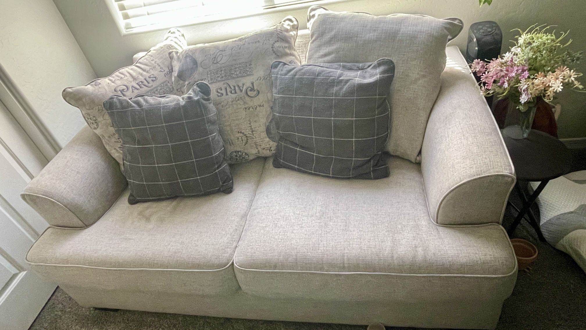 Beige Loveseat Couch with Cushions < In Great Condition >