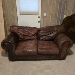 Free Leather Couch – Comfortable & Well-Maintained