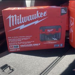 M18 2 Gallon Milwaukee Wet/Dry Vacuum 
