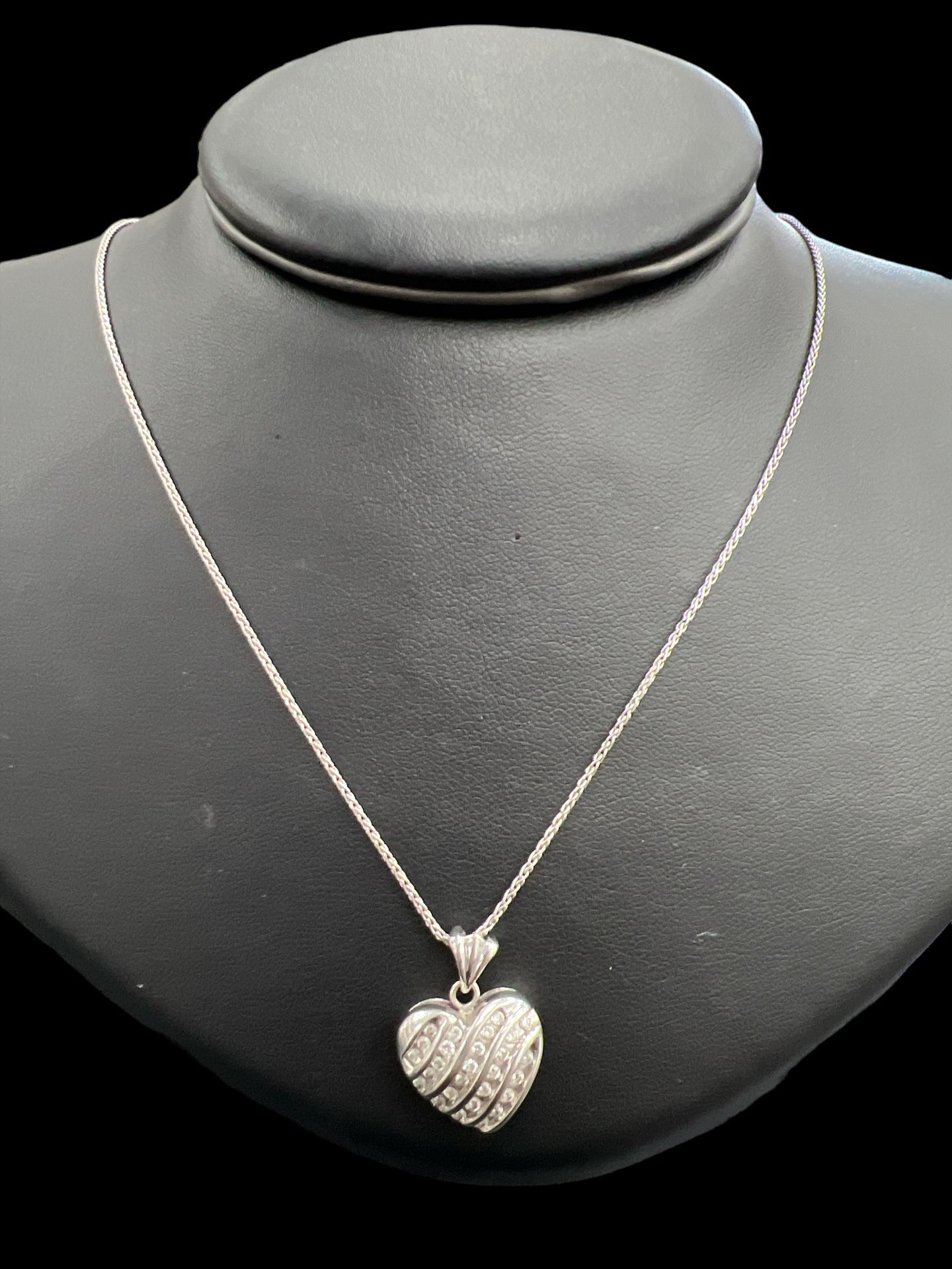 White Gold Diamond Heart Pendant W Chain 14k