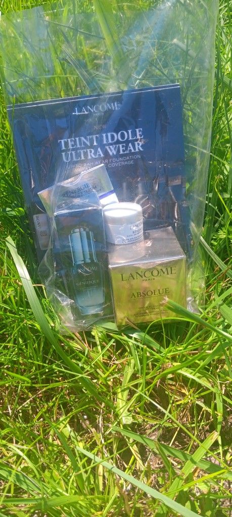 https://offerup.com/redirect/?o=TGFuY29tZS5jb20= Absolue and Genifique Value Pack