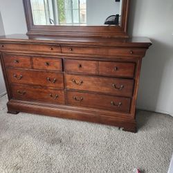 Dresser With Mirror