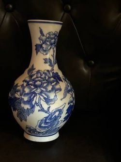 BEAUTIFUL ASIAN VASE