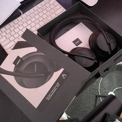 BOSE NOISE CANCELATION HEADPHONES 