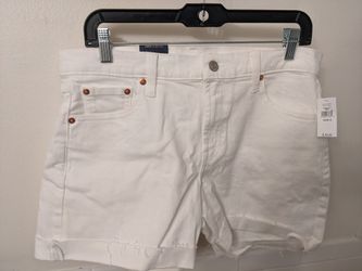 Gap size 30/10R w/ 5" Short Mid Rise White Shorts