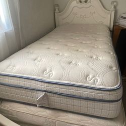 CAMA PERSONAL DE PRINCESA TORNEADA EN MADERA CON DOS COLCHONES BRAND NEW