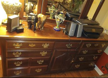 Solid beautiful dresser with gold color knobs Venetian / Antique Style